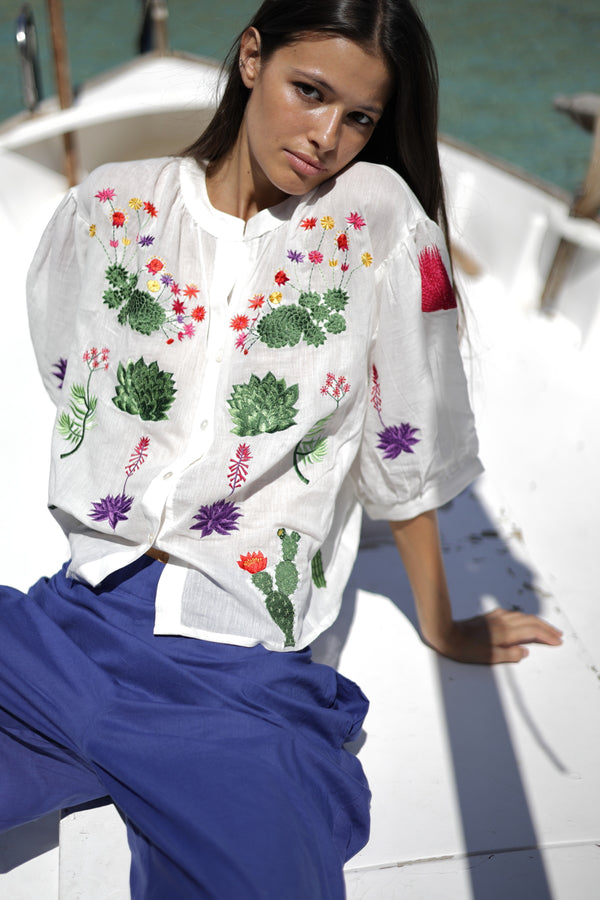 BLUSE MIT BUNTER STICKEREI