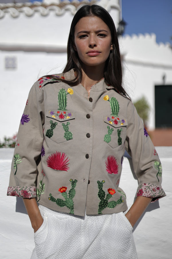 JACKE MIT KÜNSTLERSTICKEREIEN