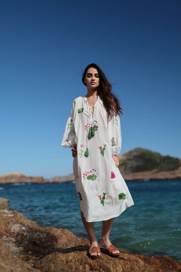 LANGES KLEID MIT KÜNSTLERSTICKEREIEN
