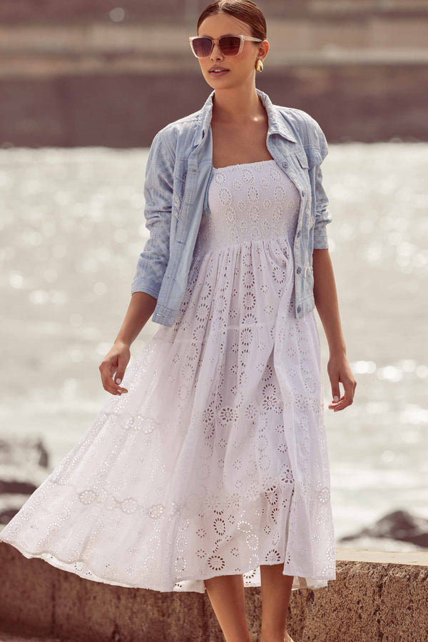 LANGE KLEID AUS FEINER SPITZENSTOFF SANGALLO