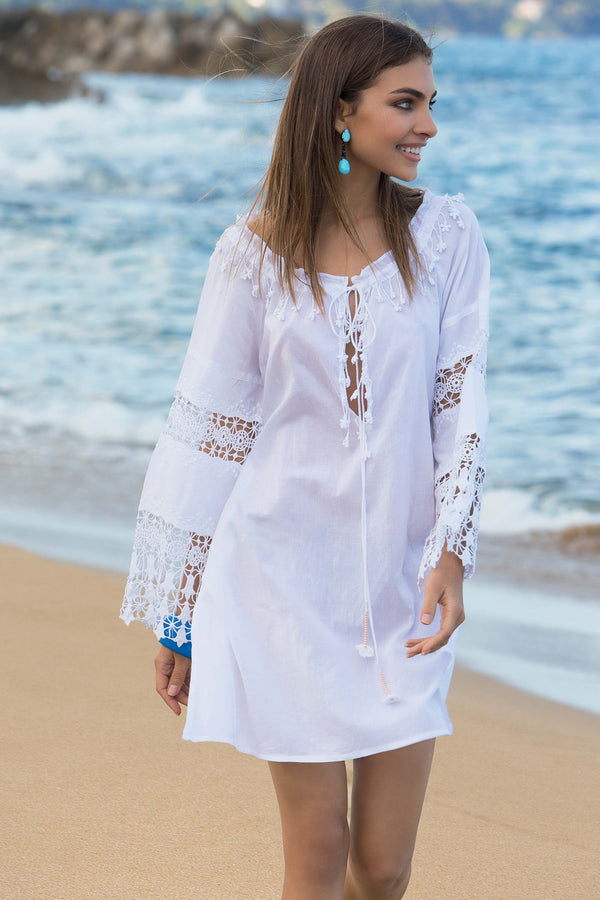 KLEID MIT EINSÄTZEN AUS SPITZENSTOFF