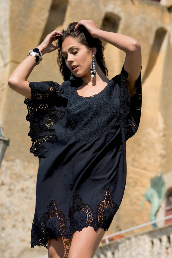 KLEID MIT EINSÄTZEN AUS SPITZENSTOFF E RUNDHALSAUSSCHNITT