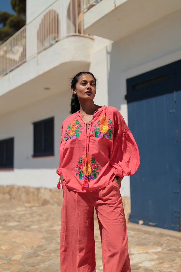 BLUSE MIT KÜNSTLER-STICKEREIEN