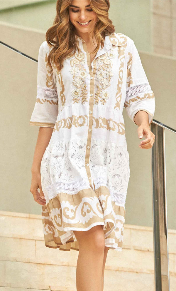 KLEID MIT SPITZE UND KONTRASTEN